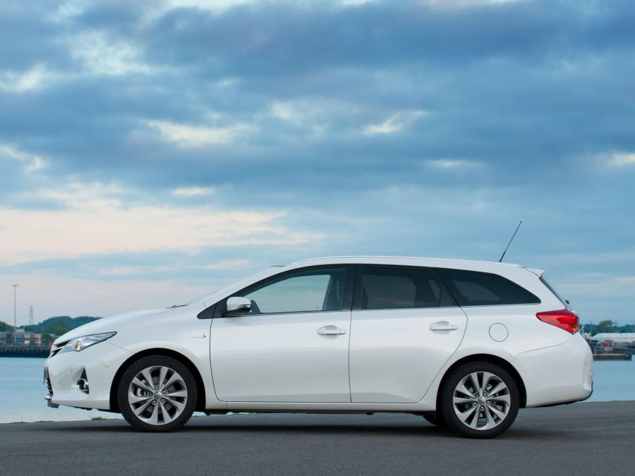  Toyota Auris Touring Sports Hybrid 2013 года  (UK) (фото 6 из 25)
